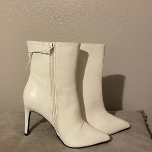 NEW NEW YORK & COMPANY STILETTO BOOTY 🤍